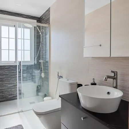 Big Terrace Retreat And Only Steps From & Town Appartement *