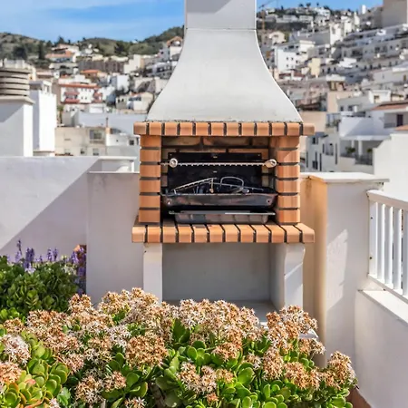 Big Terrace Retreat And Only Steps From & Town